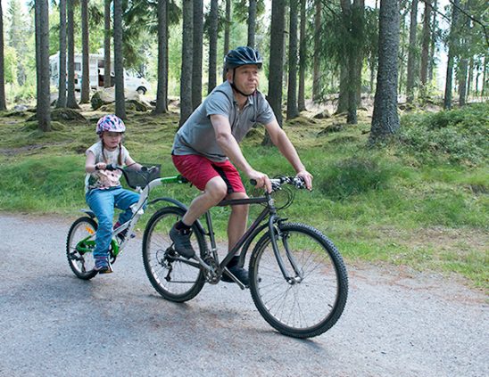 Malin och Matti cyklar